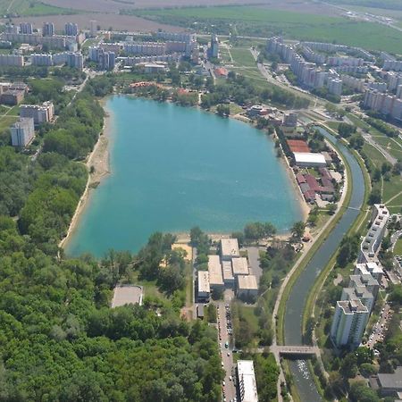 Lake Apartment, 2X Free Garage, 10 Mins To Centre Bratislava Esterno foto