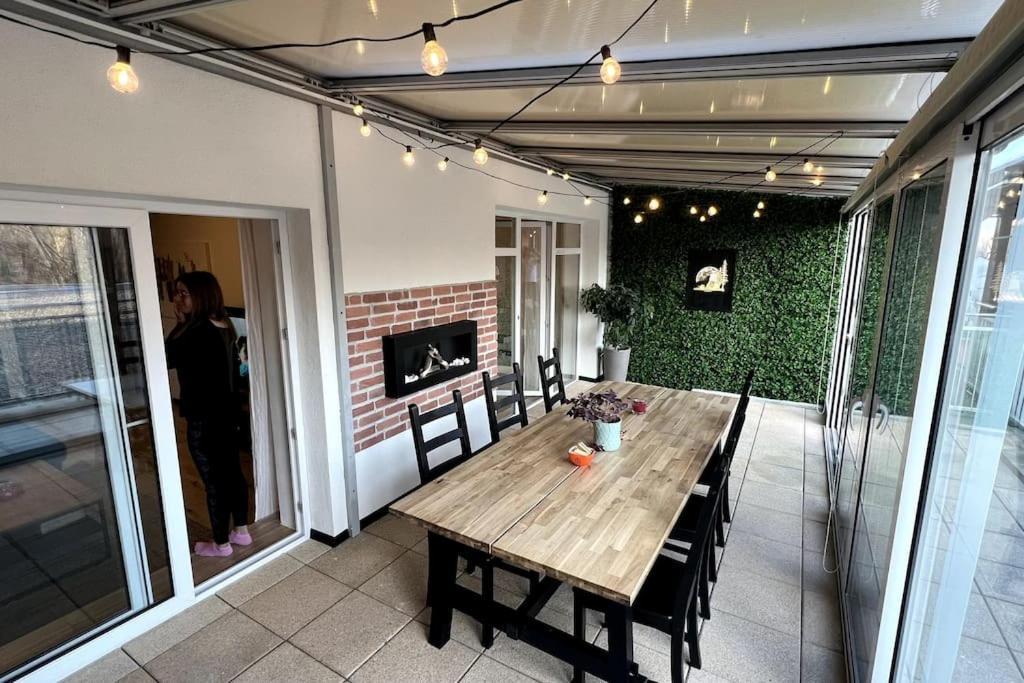 Lake Apartment, 2X Free Garage, 10 Mins To Centre Bratislava Esterno foto