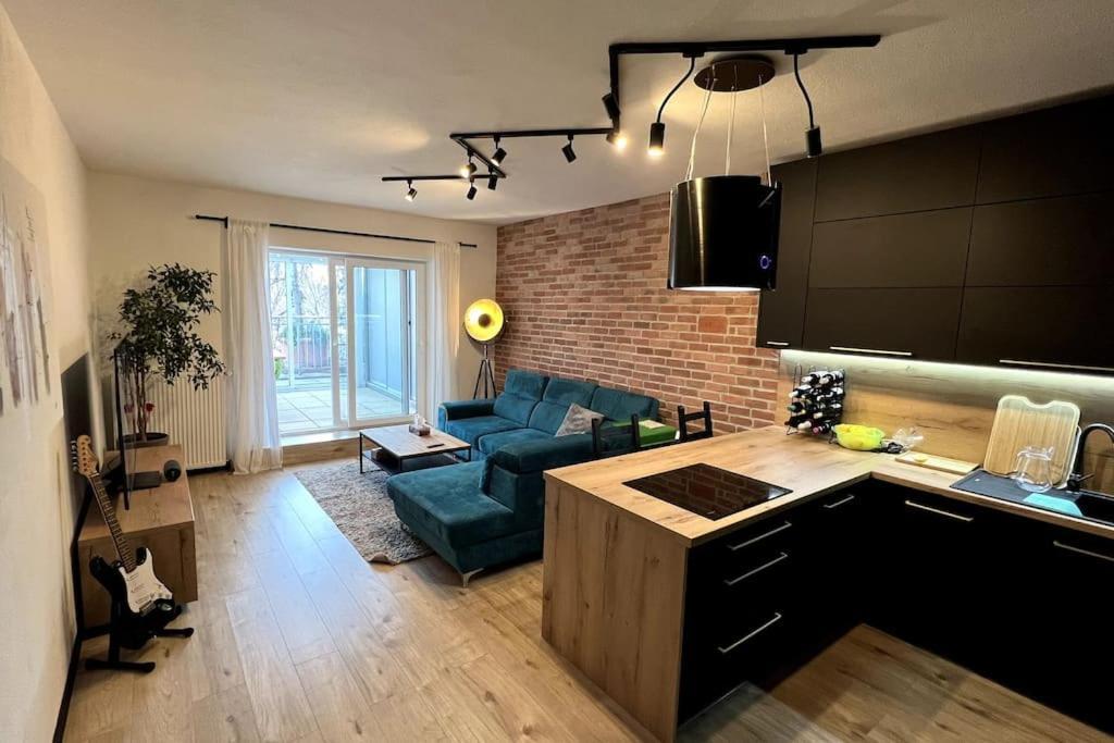 Lake Apartment, 2X Free Garage, 10 Mins To Centre Bratislava Esterno foto