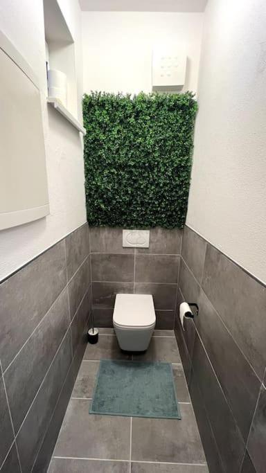 Lake Apartment, 2X Free Garage, 10 Mins To Centre Bratislava Esterno foto