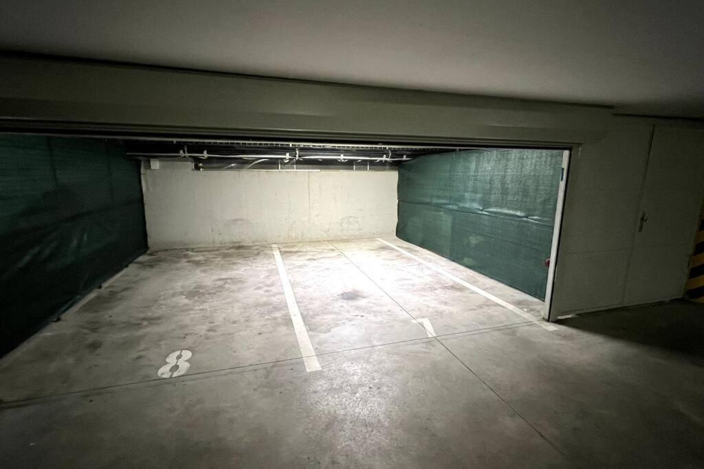 Lake Apartment, 2X Free Garage, 10 Mins To Centre Bratislava Esterno foto