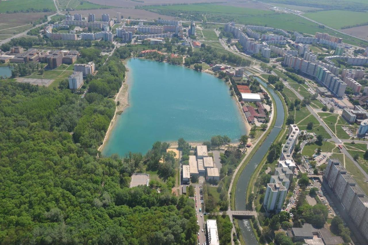 Lake Apartment, 2X Free Garage, 10 Mins To Centre Bratislava Esterno foto